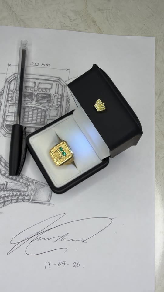 Boceto y anillo terminado de un proyecto de Santuario