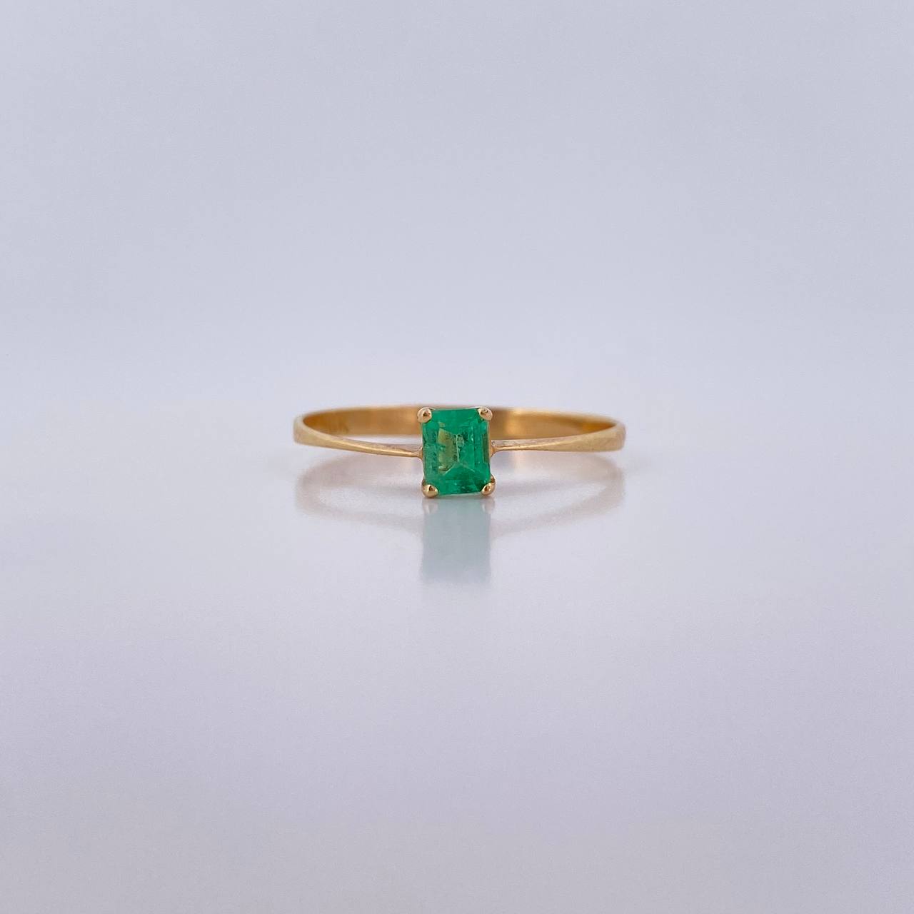 Anillo Solitario Rectangular 1.05gr / T6 3/4 / Esmeralda 14 Pts Oro Amarillo 18K (Joya)