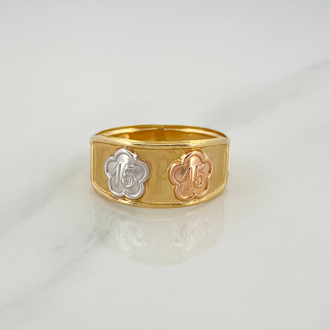 Anillo 15'S Flor 1.8 g / T8 1/2 Tres Oros 18K - Oro Amarillo / Oro Blanco / Oro Rosa / 1.8 / 8 1/2