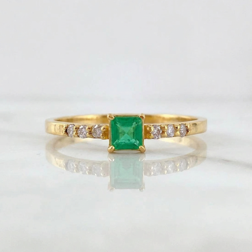 Fotografía real del anillo con esmeralda cuadrada SKU 96654-&