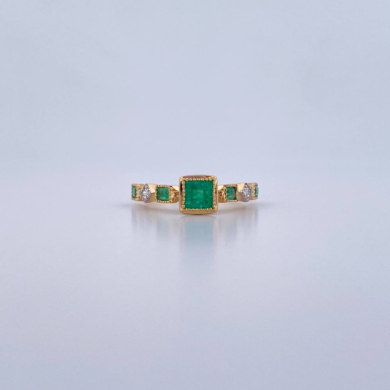 Anillo con esmeralda SKU 57319-&