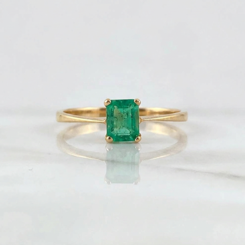 Anillo con esmeralda SKU 68307-&