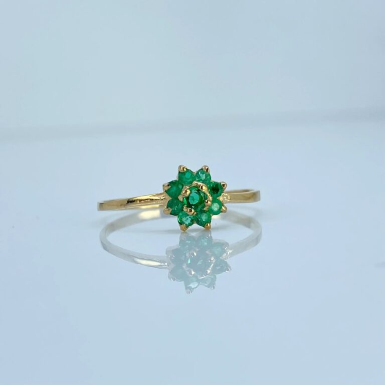 Anillo Solitario con Esmeraldas en oro amarillo 18K
