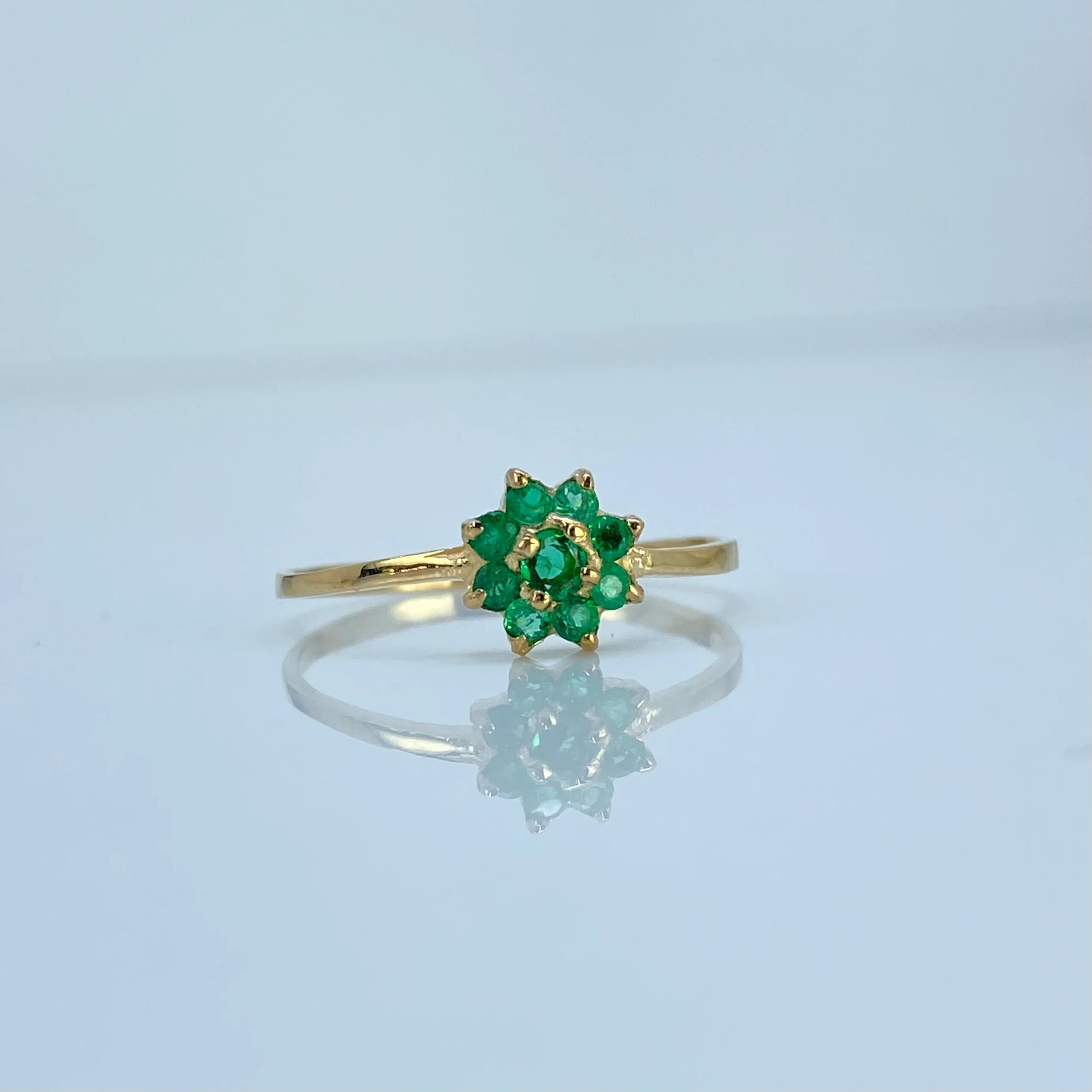 Anillo Solitario con Esmeraldas en oro amarillo 18K