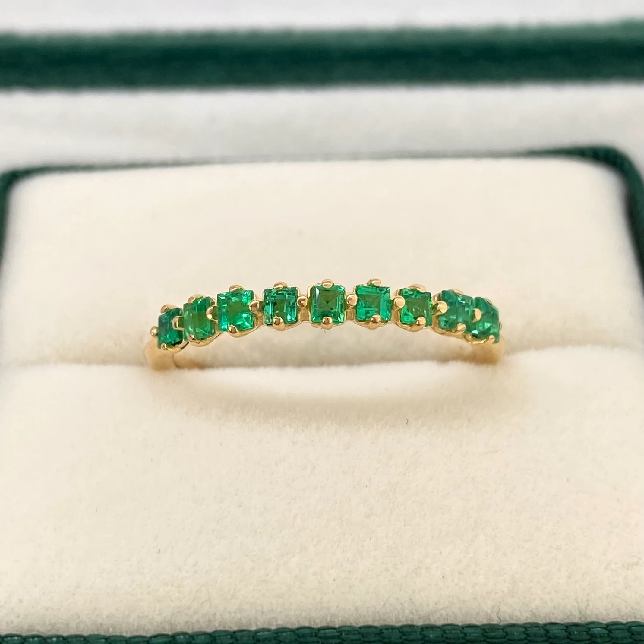 Anillo Solitario en oro amarillo 18K con esmeraldas