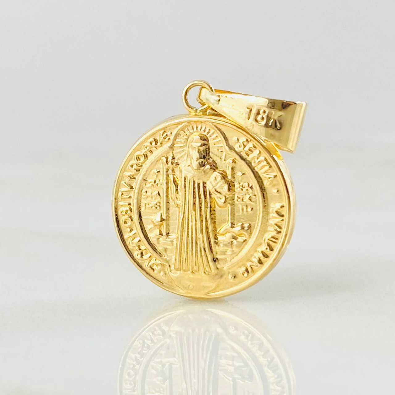 Dije San Benito en oro 18K