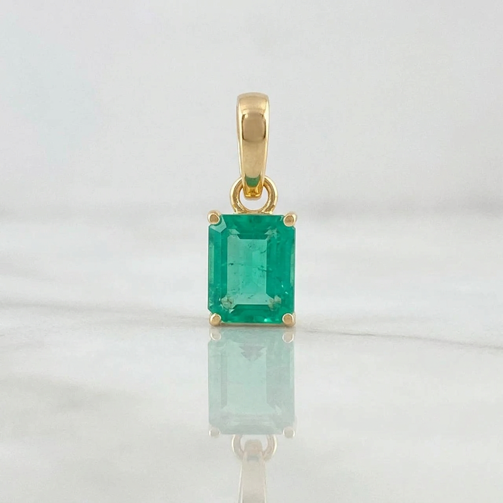 Dije cuadrado con esmeralda en oro amarillo 18K