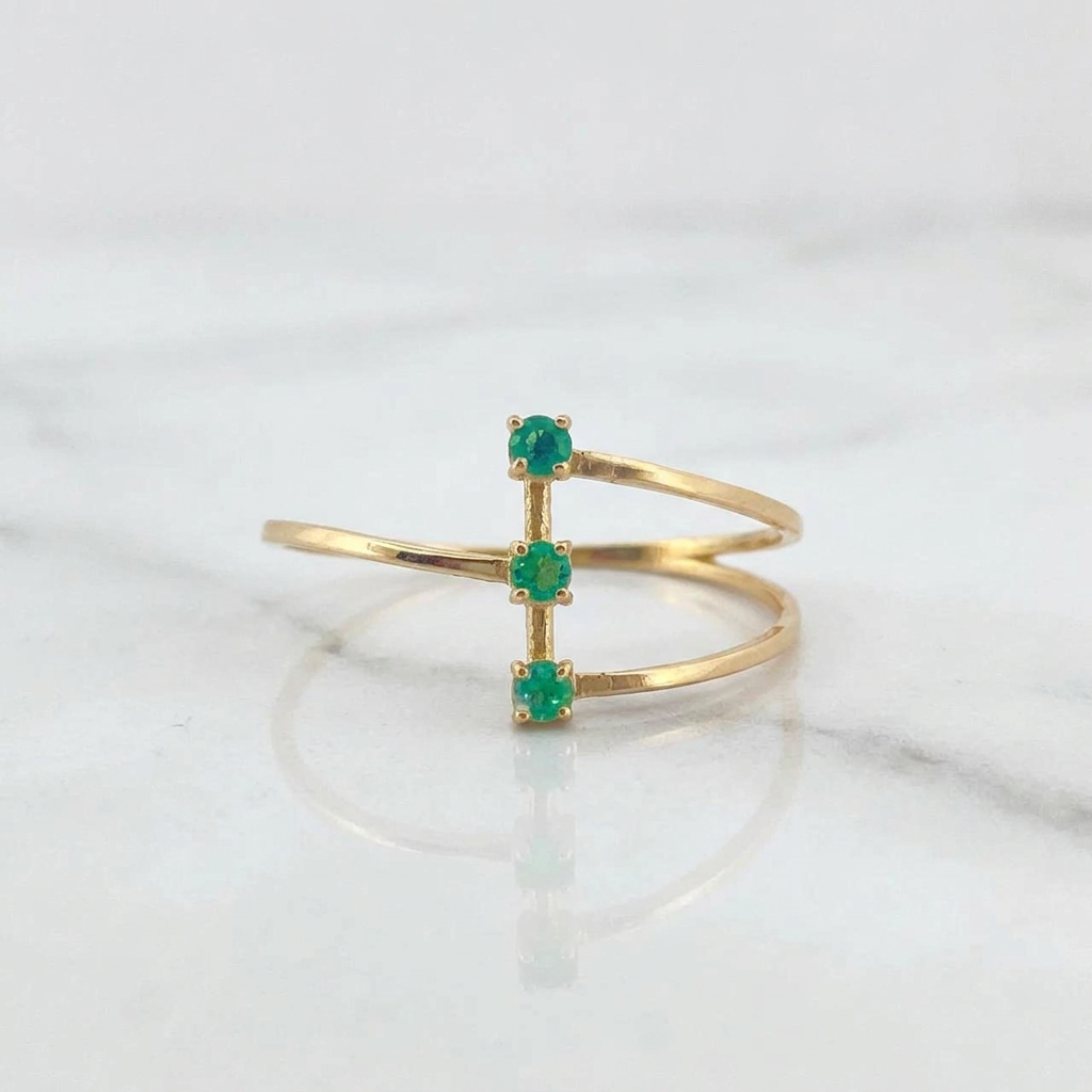 Anillo Abrazo Esmeralda 15 Pts 1.15gr / T8 1/4 / Oro Amarillo 18K - Oro Amarillo / 1.15 / 8 1/4