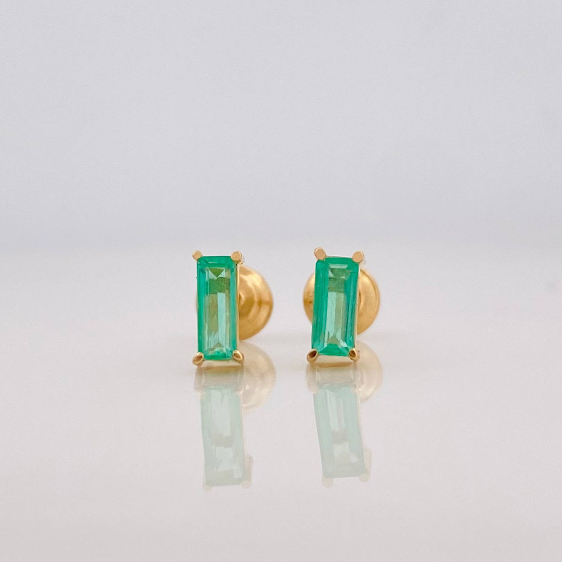 Topos rectangulares con esmeralda en oro amarillo 18K