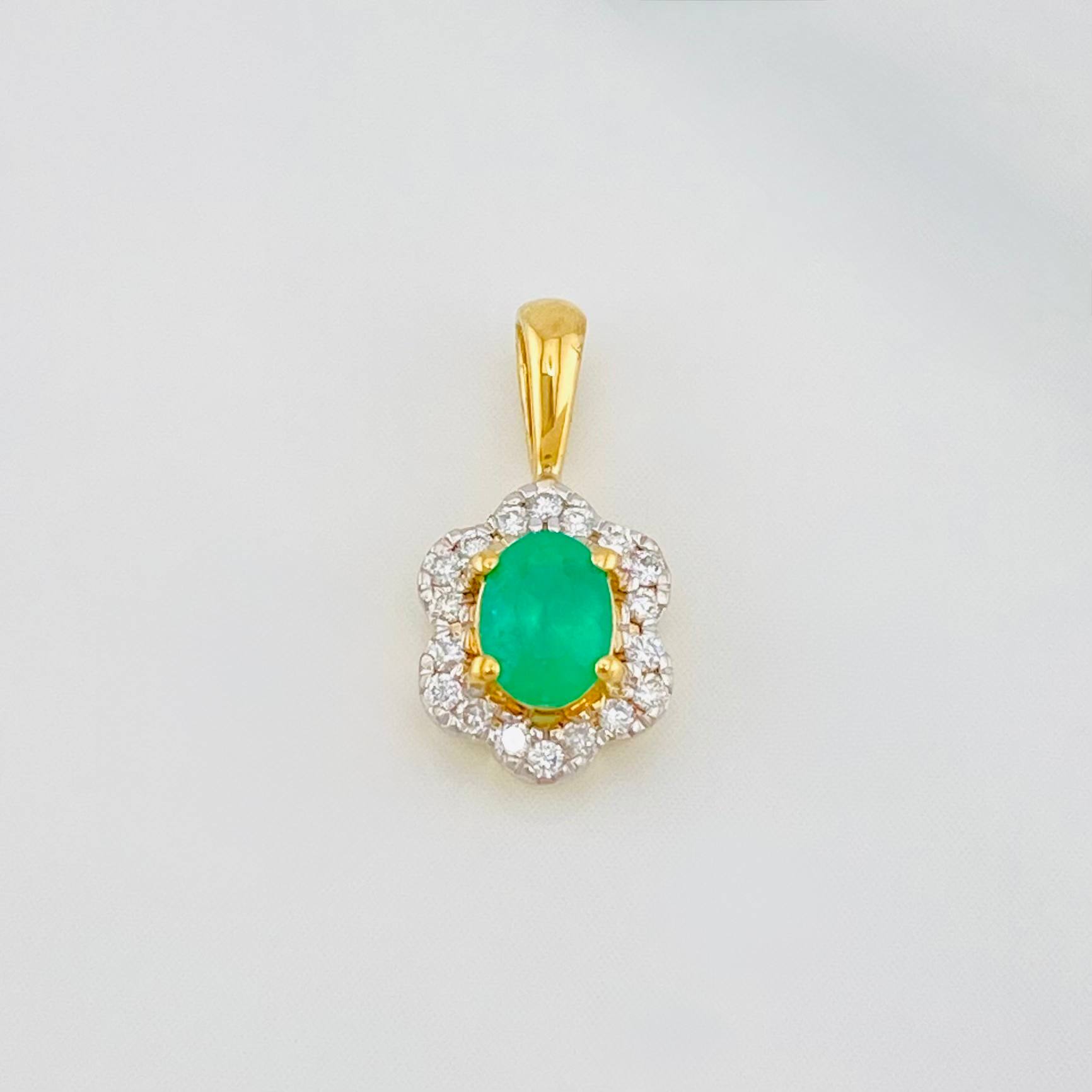 Dije Halo Flor Esmeraldas 27 Pts Diamantes 10 Pts 0.85 g