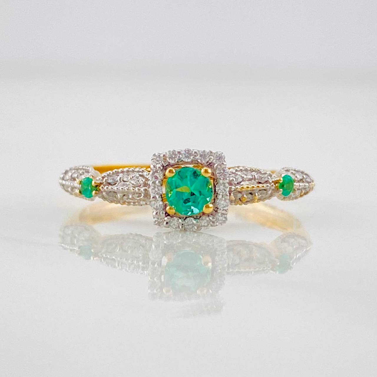 Anillo Halo Cuadrado Esmeraldas 0.18pts Diamantes 20pts 1.65g