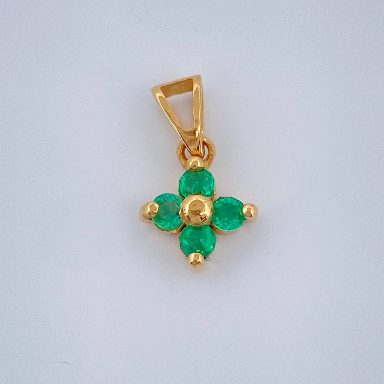 Dije Flor Esmeralda 20 Pts 0.8gr